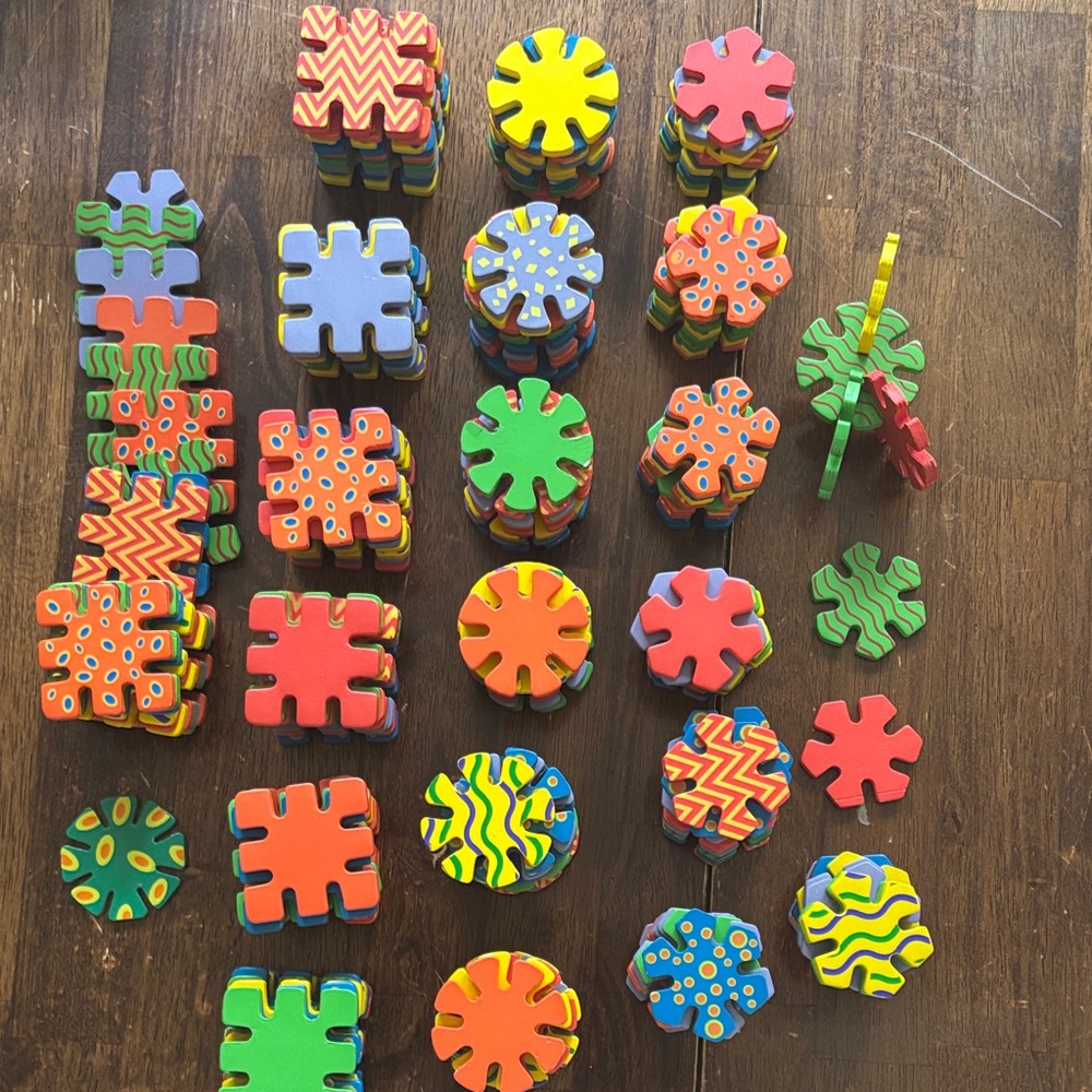 Excellerations Wooden Connectibles building Discs for Kids - Multi-Color 225 pc.